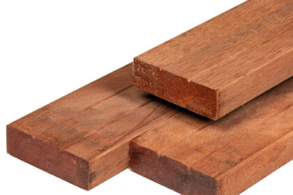 Hardhouten ligger, Keruing, kunstmatig gedroogd, geschaafd, 2 zijden 2 V-groeven, ronde hoeken 4.4 x 14.5 cm