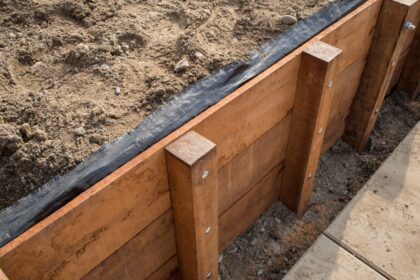 Hardhouten beschoeiingschot, Angelim Vermelho, fijnbezaagd met worteldoek 2 x 250 cm