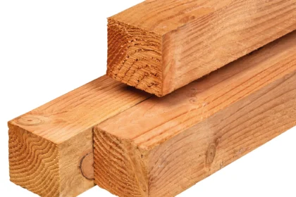 Douglas paal, ongedroogd, fijnbezaagd, scherpkantig 9 x 9 x 300 cm