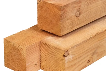 Douglas paal, ongedroogd, fijnbezaagd, scherpkantig 15 x 15 cm