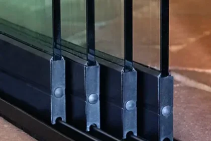 Glazen schuifwandset - Inbouwhoogte 208-212 cm - Paneelbreedte 82 cm - Breedte tot 322 cm - 4-sporig zwart RAL 9005