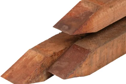 Hardhouten paal, Angelim Vermelho, fijnbezaagd, gepunt, scherpkantig 4 x 4 cm