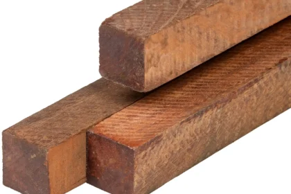 Hardhouten paal, Angelim Vermelho, fijnbezaagd, ongepunt, scherpkantig 7 x 7 cm