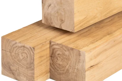 Eiken paal ongedroogd, fijnbezaagd, scherpkantig 20 x 20 cm