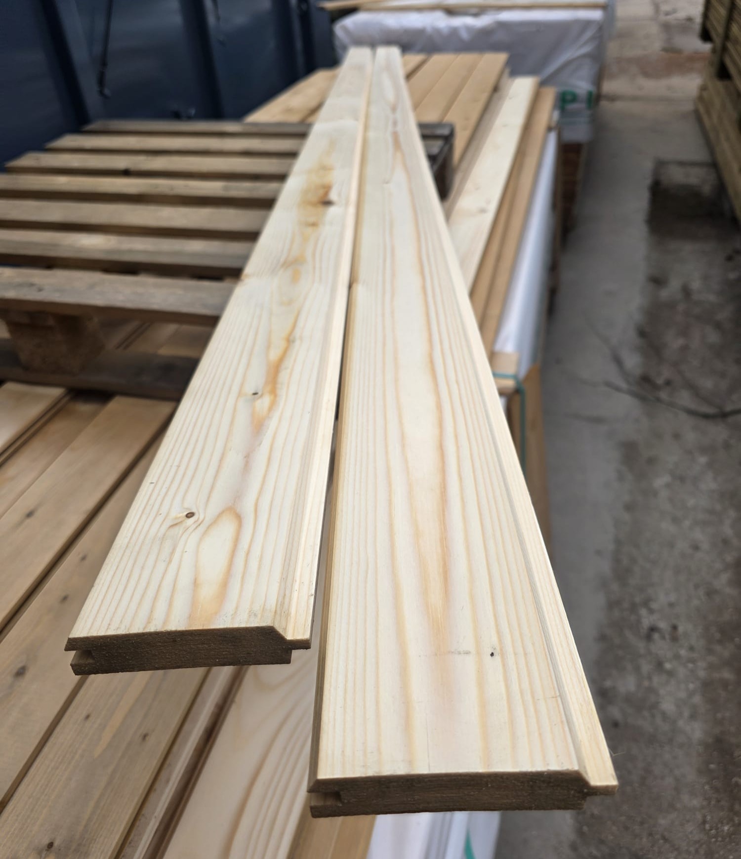 Vuren plank, geschaafd, mes & groef, 1 velling kant, 1 rechte kant, 2.2 x 10 x 300 cm - 9 cm werkend
