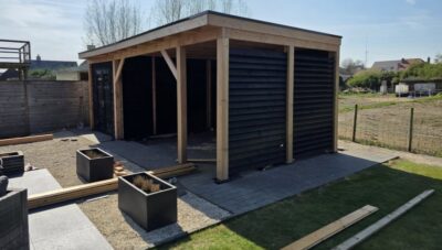 overkapping met dichte berging en bestrating
